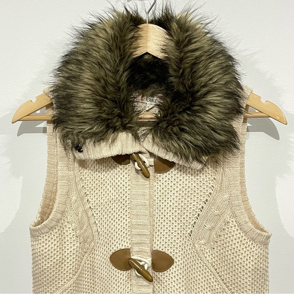 NWOT Pink Republic Faux Fur Collar Wooden Toggle Button Front Sweater Vest - Picture 8 of 16